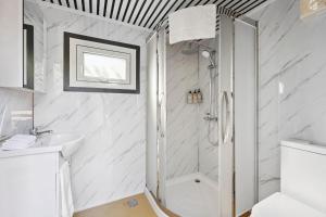 Bus Life Sleep Play & Farm Views