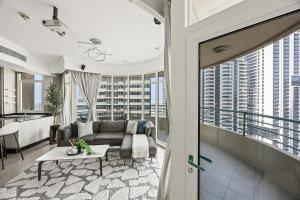 Elegant 2BR - Stunning Sea Views & Prime Location