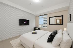 Elegant 2BR - Stunning Sea Views & Prime Location