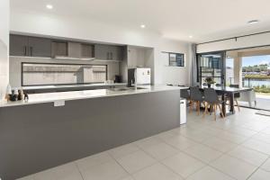 Serena by the Water - Family Retreat in Hope Island