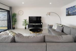 Serena by the Water - Family Retreat in Hope Island