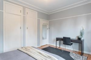 Boutique Double Room in Carramar - Close to Station & Shops - Shared Bathroom