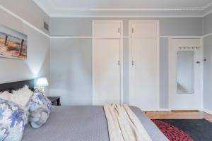 Boutique Double Room in Carramar - Close to Station & Shops - Shared Bathroom