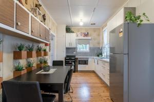 Boutique Double Room in Carramar - Close to Station & Shops - Shared Bathroom