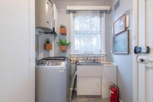 Boutique Double Room in Carramar - Close to Station & Shops - Shared Bathroom