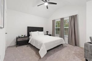 New Luxury Getaway - Two King Beds, Heated Pool, Outdoor Grill & 1Gbps Wifi