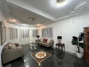 Elegant 5BR Home Near BGC