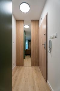 Przytulne Studio Sikorskiego Balkon i Parking by Noclegi Renters