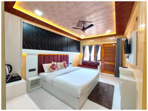 HOTEL BOUTIQUE SANGITA PARADISE LAKE VIEW MALL ROAD NAINITAL - Newly Decorated - Near Mall Road Laxurious Lake View Rooms With Balcony - Free Parking & Wi-fi - Restaurant Facilities - Best Hotel In Nainital