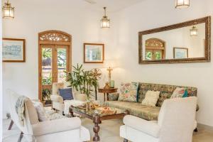 Villa Poorvi by Hireavilla - 4BHK Villa in Siolim with Pool and Forest View