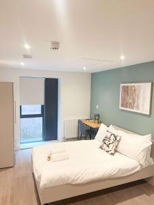 Newly build city centre Redcross Street studio 06