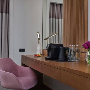 Hotel D Precesion Suites Near IGI Airport