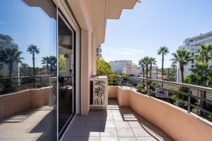 LE MADRID avec balcon proche Croisette plages et Palais des Festivals