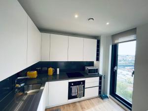 City Sky View Centre Luxe Apartment - 2 Bedrooms