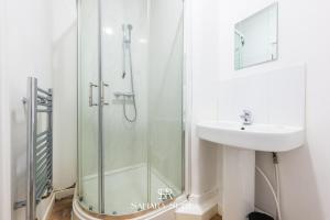 Modern 4-Bedroom Home in Newport - Driveway Parking - Contractors Stay