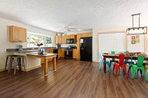 Dyer Lake Gallery Retreat - Lakefront - Deck - Fire Pit