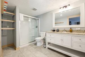 Dyer Lake Gallery Retreat - Lakefront - Deck - Fire Pit