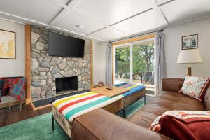 Dyer Lake Gallery Retreat - Lakefront - Deck - Fire Pit