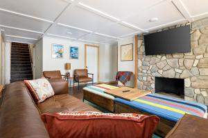 Dyer Lake Gallery Retreat - Lakefront - Deck - Fire Pit