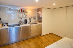 Marais studio lumineux dernier étage avec ascenseur