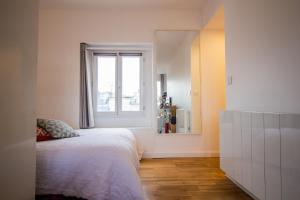 Marais studio lumineux dernier étage avec ascenseur