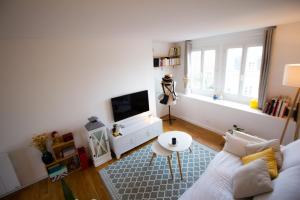 Marais studio lumineux dernier étage avec ascenseur