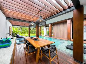 Villa Asri - Modern Tropical Rooftop Villa 4BR Umalas