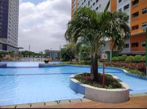 Cozy 2BR Pramuka APT pool&Wi-Fi