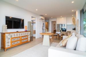 Cozy 2-Bed Apt by the Sea Beach - KBR37