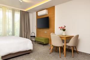 Downtown Modern Studio with Balcony by Flat Mаnager