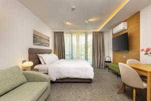 Downtown Modern Studio with Balcony by Flat Mаnager