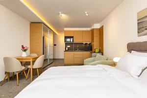 Downtown Modern Studio with Balcony by Flat Mаnager