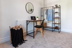 5BR - House - Hot Tube - Airport - A38-A50 - Parking