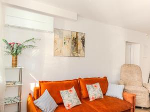 Modern Apartment with Terrace -15 min to Airport, Free On-Site Parking