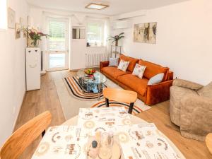 Modern Apartment with Terrace -15 min to Airport, Free On-Site Parking