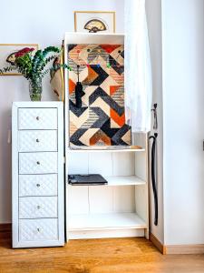 Modern Apartment with Terrace -15 min to Airport, Free On-Site Parking