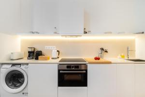 WHome Lisbons Elite A Stylish & Modern Studio w Patio