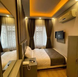 Crowned Boutique Hotel