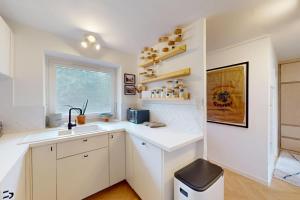 Charming 1BR Flat Steps from Kings Road in Chelsea