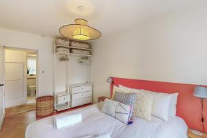 Charming 1BR Flat Steps from Kings Road in Chelsea