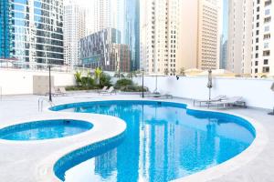 Heart of Dubai Marina - Sleeps 6 People - Minutes to JBR Walk, Private Hot Tub