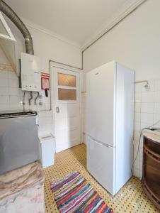 Charming DOurique 3-Bedroom Apartment with Private Balcony in Central Campo de Ourique, Lisbon