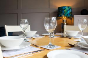 Spacious 4-Bed Home with Parking in Ness Village by Rework Accommodation