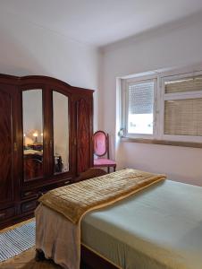 Charming DOurique 3-Bedroom Apartment with Private Balcony in Central Campo de Ourique, Lisbon