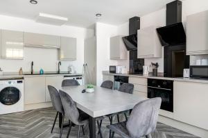 6 Ensuite Bed Apartment in Prime Location