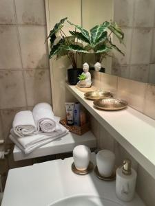 Das CLASSIQUE Galerieappartement 50qm - Elegant und geräumig wohnen - Espressomaschine, Airfryer, Balkon, Poseidon Therme im Haus - inkl Parkgarage