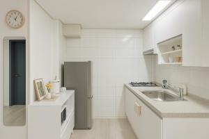 SNUG STAY #Hongik University Station 20 minutes #Gangnam Station 30 minutes #Incheon Airport 1 hour