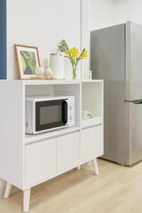 SNUG STAY #Hongik University Station 20 minutes #Gangnam Station 30 minutes #Incheon Airport 1 hour