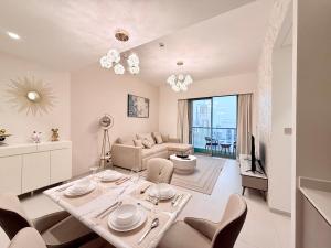 Skyline Escape 2BR with Balcony Pool & Gym