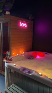 Maison Soleya Brussels, private spa and love room
